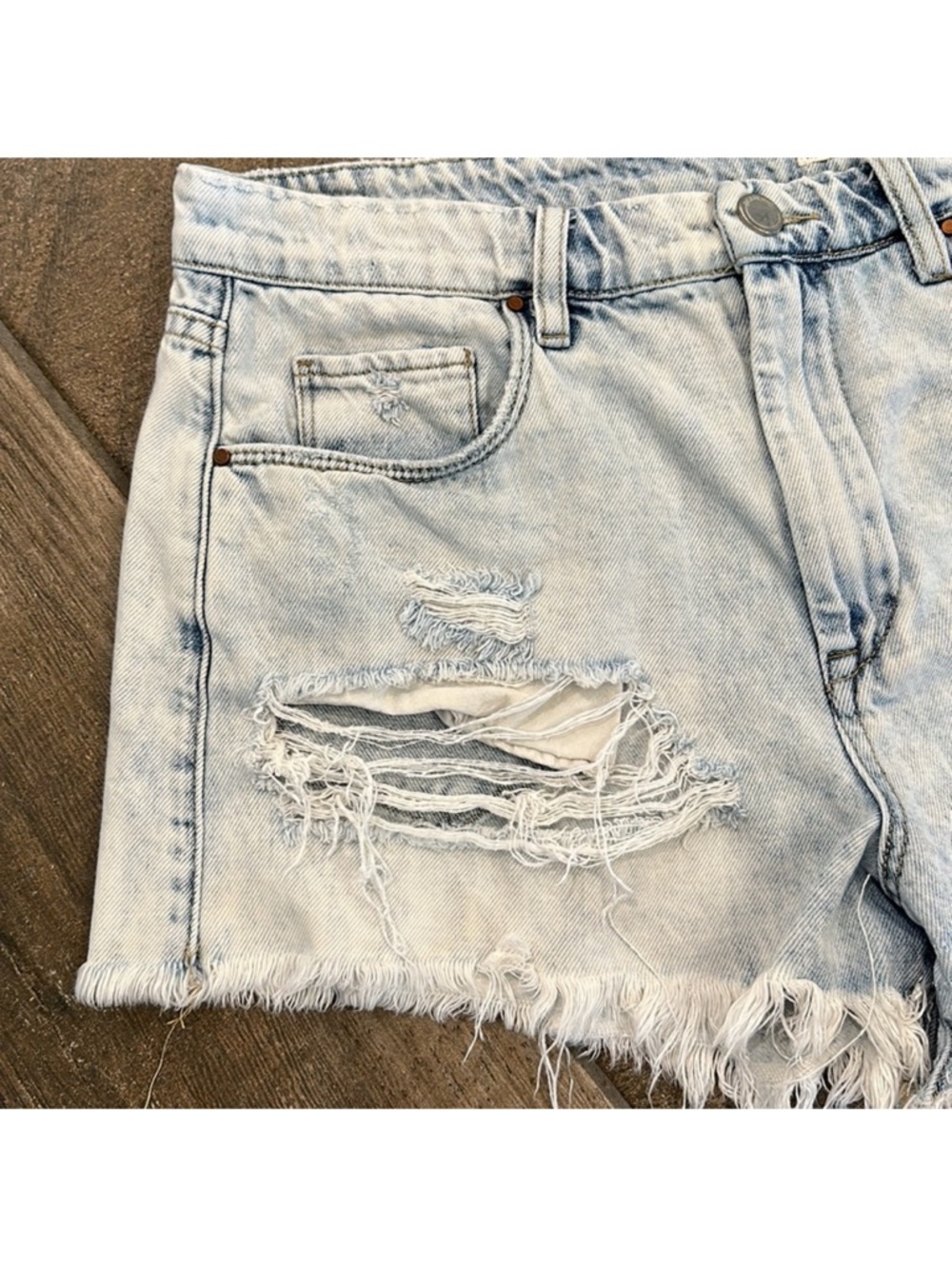 BlankNYC Wedge Distressed Denim Shorts Size 29 High Rise Raw Hem Festival - Picture 4 of 13